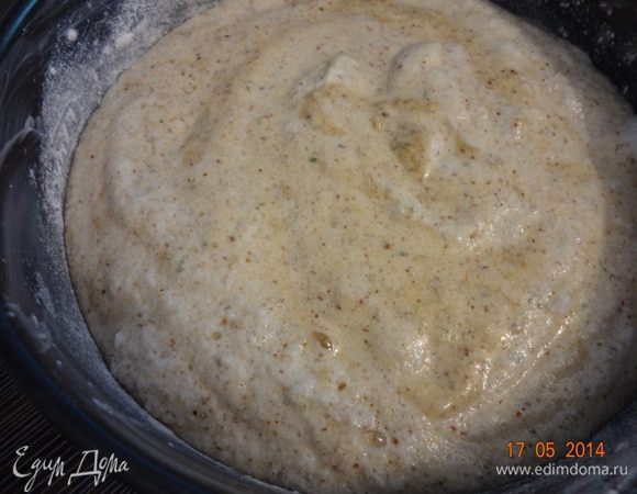 Форму (20 см.) смазать маслом, присыпать мукой (обязательно), выложить тесто и отправить в разогретую духовку на 30-35 минут (мне понадобилось ровно 30).