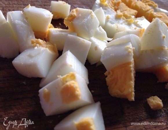 Яйца отварить, очистить и нарезать кубиками.