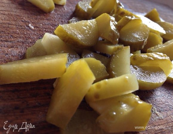 Маринованные корнишоны (не больших 5-6 шт) нарезать полукольцами.