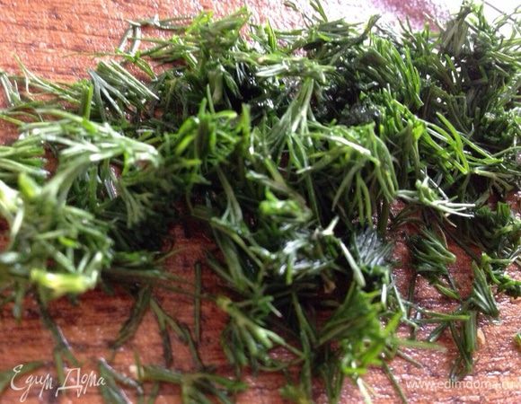 Зелень вымыть и измельчить.