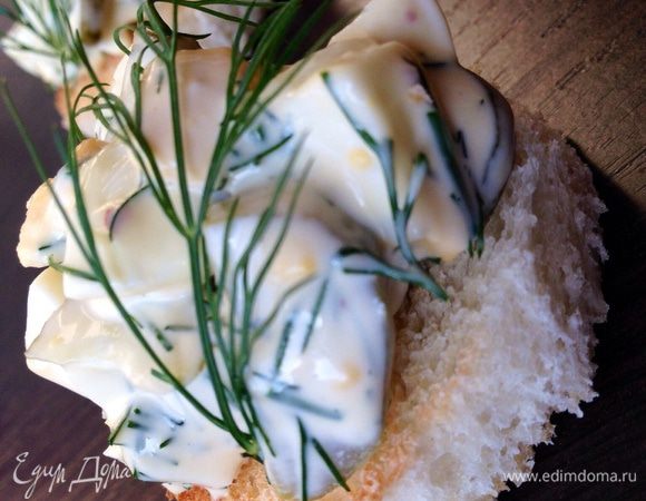 Выложить готовый салат на гренки и украсить зеленью. Подавать к столу!
Приятного аппетита! :)