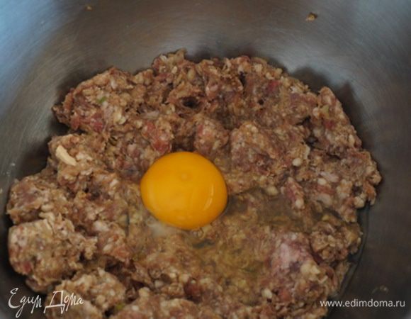 В готовый бараньий фарш, где уже есть соль,перец молотый черный, один зубчик чеснока добавляем одно яйцо,