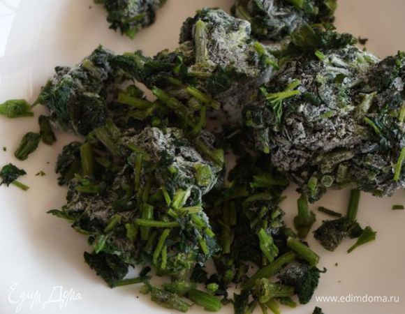 Начинаем с тефтелек. Это шпинат, к сожалению, свежий найти тяжело, поэтому я использовала замороженный.