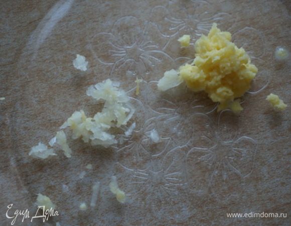 Теперь готовим соус терияки (взят с сайта Skinnytaste).
Потереть на мелкой терке имбирь и чеснок. 