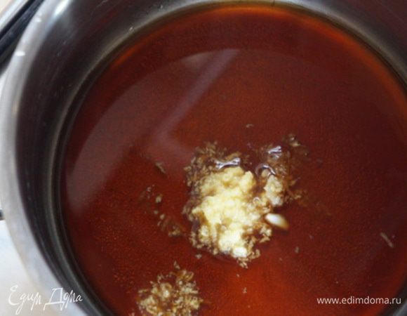 Соединяем в кастрюле соевый соус,  ананасовый сок, коричневый сахар, натертый имбирь и чеснок. Ставим кастрюлю на средне-слабый огонь, варим 10 минут. По всему дому распространился яркий, очень выраженный кисло-сладкий запах... 