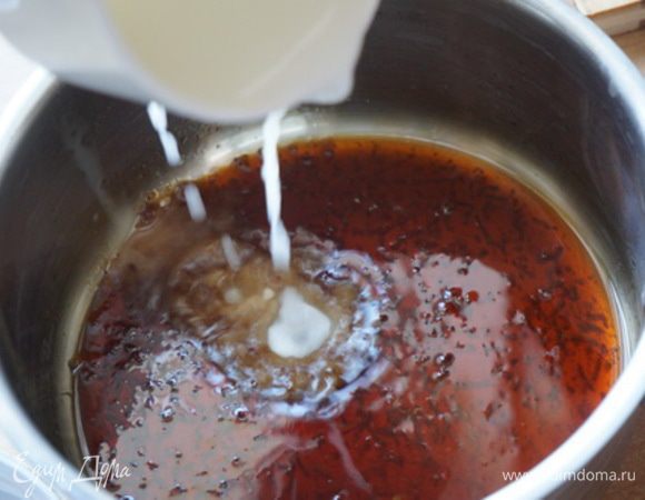 В конце варки добавляем кукурузный крахмал, разведенный с 30 мл воды.  Снимаем с огня.  Соус готов. 