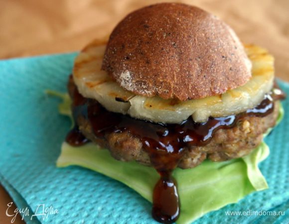  У меня для бургеров было три черных булочки, каждую я разрезала вдоль на две части. Собираем вот такой симпатичный бургер. По моему рецепту таких бургеров получилось три штуки. Угощайтесь! Моей семье бургеры очень понравились.