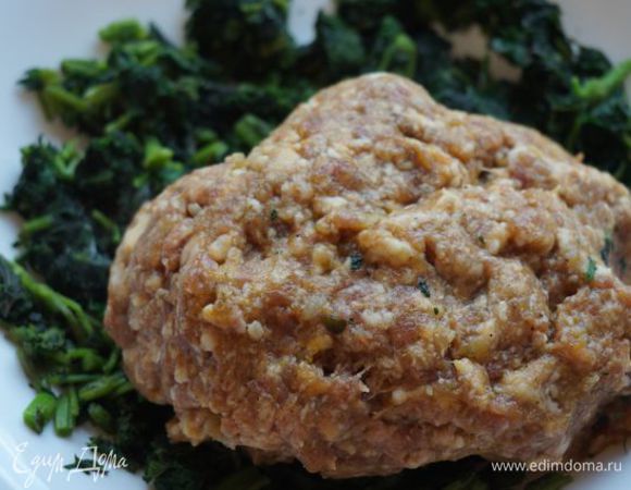 Фарш готовый, с солью, перцем и луком, смешиваем со шпинатом.