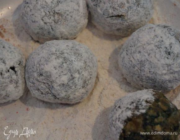 Смешиваем все ингредиенты для панировки, обсыпаем тефтели.