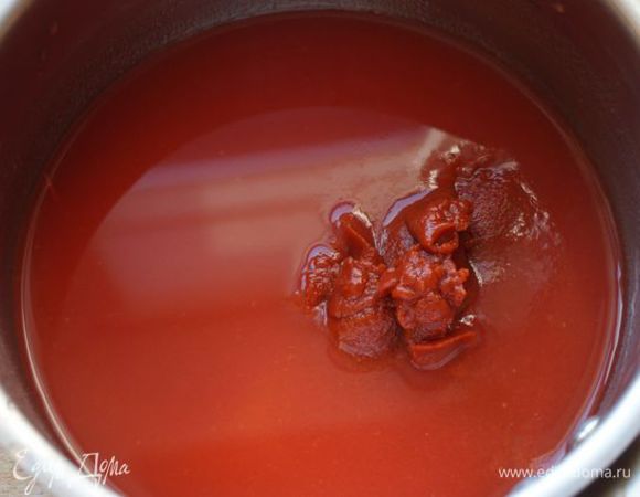 Для соуса: Томатный сок смешиваем с пастой.