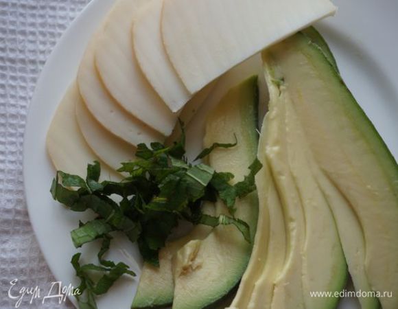 Нарезаем авокадо, сыр, мяту (последнюю добавить в соус).