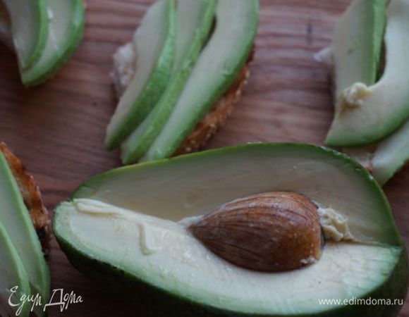 Разрезаем булочку на 6 частей, на каждую кладем нарезанные авокадо.