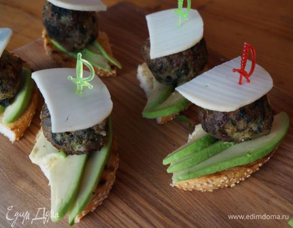 Сверху тефтельку и сыр, закрепляем шпажкой.