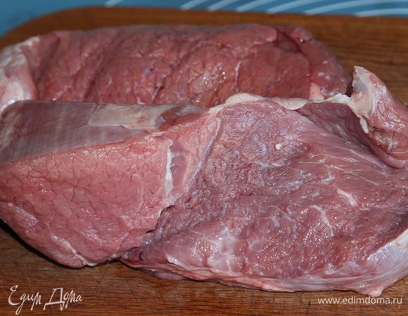 Вот такой кусок мяса у меня. Освобождаем его от пленок и лишнего жира. 