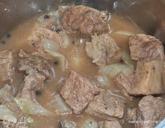 Закрываем кастрюлю крышкой и ставим на сильный огонь. Как только мясо даст сок, перемешиваем все, убавляем огонь до слабого и оставляем все тушиться 1 час. Через 1 час перемешиваем, закрываем крышкой и снова оставляем на слабом огне на 1 час. После этого мясо мы больше не перемешиваем, а только иногда заглядываем и следим чтобы оно потихоньку кипело. Я обычно ставлю на самую маленькую горелку, на которой готовят кофе, и включаю самый минимум. 