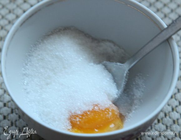 Добавляем к нему сахар.