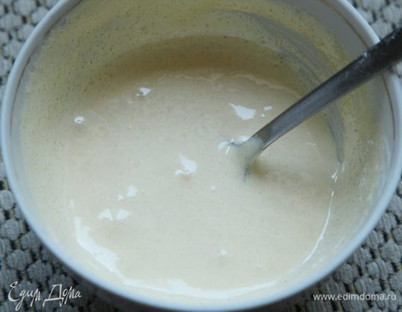 И растираем ложкой желток с сахаром добела, до получения пышной массы. Я специально засекла время: у меня на это ушло 2 минуты. Если сахара добавить 5 чайных ложек - взобьется еще быстрее.