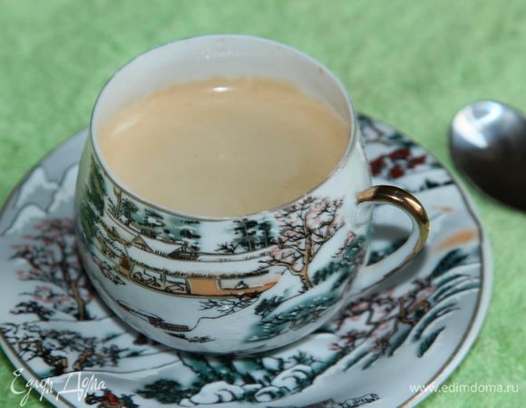 Теперь готовим любым способом чашку кофе, орехи слегка обжариваем на сухой сковородке и рубим ножом, чтобы получились кусочки.