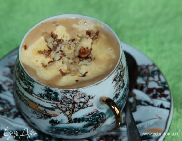 Кофейной ложкой набираем желтковую массу и аккуратно выкладываем сверху кофе. Посыпаем орешками и...все...и пусть весь мир подождет! 