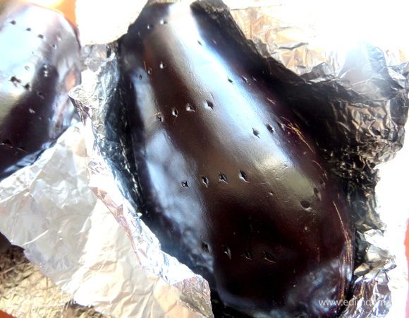 Традиционно баклажаны запекают на углях,поэтому для более приближённого эффекта будем запекать их прямо на газовой конфорке! Но сначала помыть,просушить и наколоть вилкой каждый баклажан.