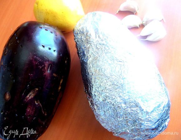 Завернуть плотно в фольгу в два слоя.