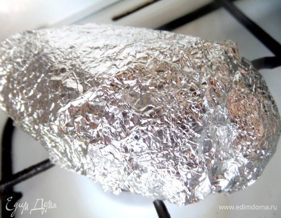 Включаем небольшой газ и кладём нашу мумию с баклажаном прямо в центр! Постоянно крутим с помощью щипцов или двух вилок овощ вокруг себя,пока не почувствуем,что под фольгой мягкость.
