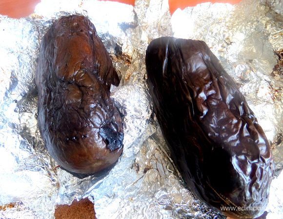 Мои запекались минут 10 при постоянном кручении-верчении. И хотя я делала так впервые (посмотрев видео рецепт!),всё прошло благополучно,только иногда искрилась фольга!