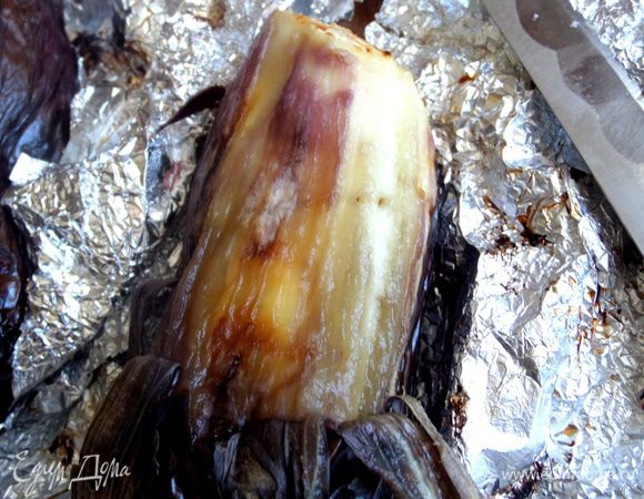 Даём остыть,развернув фольгу и вынимаем мякоть. У меня легко кожица сошла сама!