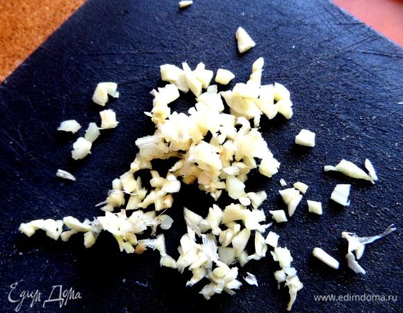 Чеснок измельчаем.