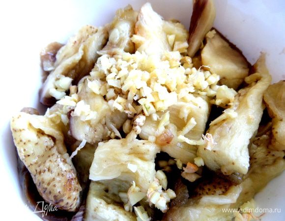 Баклажаны крупно нарезать и отправить к ним чеснок.