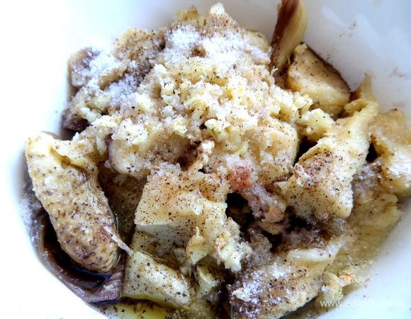 Посолить и поперчить чёрным перцем и чили немного. Добавить зиру.