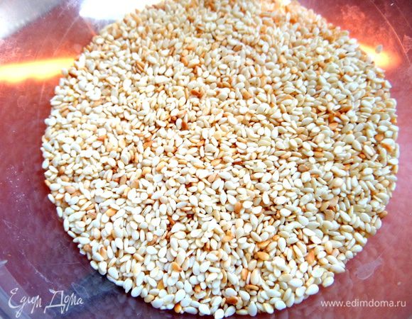 Вместо тахинной пасты (перетёртый с маслом кунжут) у меня был просто обжаренный заранее кунжут.