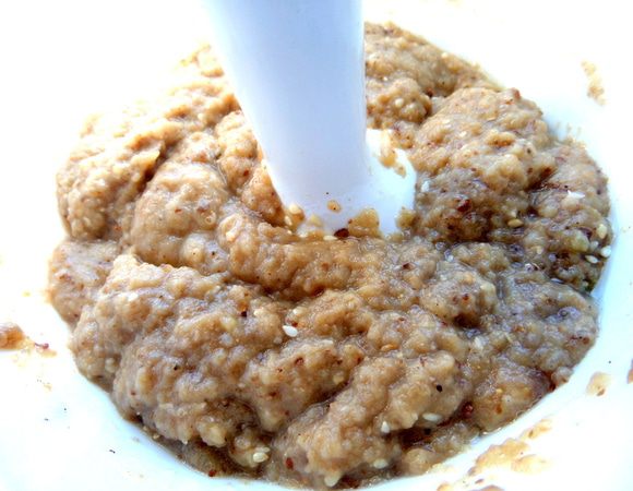 Взбиваем блендером. На востоке рубят вручную специальными деревянными топориками,чтобы от металла не окислялся состав.