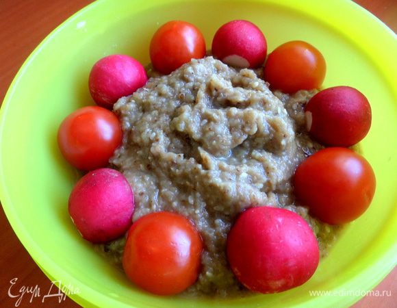 Выкладываем в мисочку,украшаем нашу вкуснятину овощами.