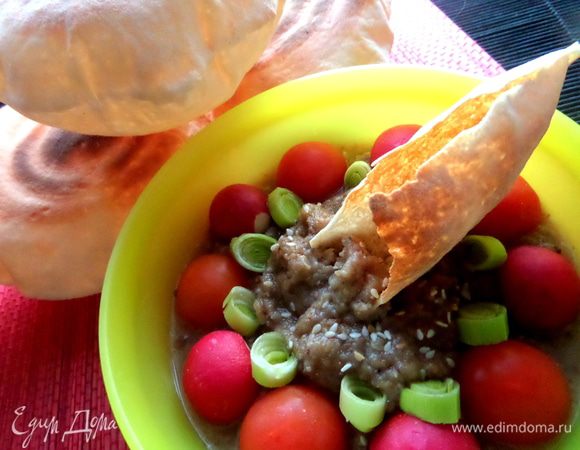 Обычно подают с лепёшками под названием ПИТА (нам они тоже понравились!)))) Но с обычным хлебом тоже очень вкусно!