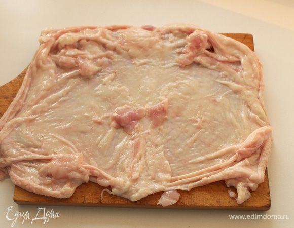 Аккуратно, помогая ножиком снимите кожу.