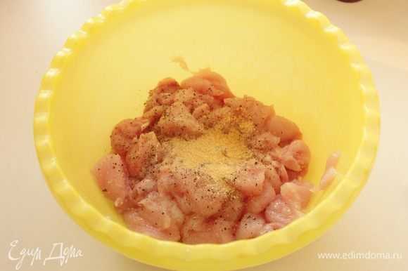 С курицы срезать мясо и порезать его средними кубиками приблизительно 2х2 см. Посыпать мясо солью, перцем и орегано. Добавить желатин. Хорошо перемешать.