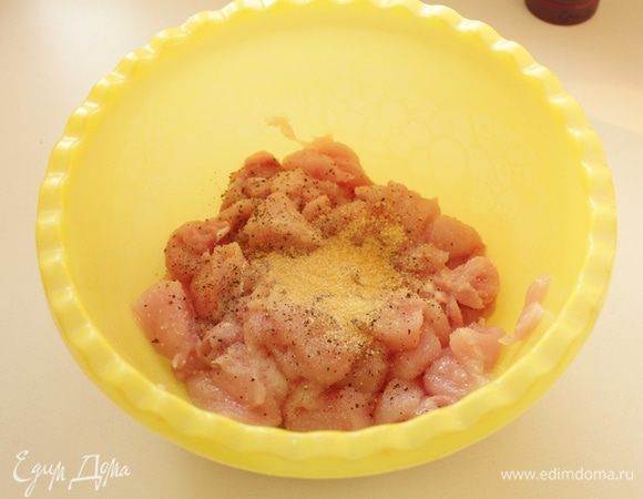 С курицы срезать мясо и порезать его средними кубиками приблизительно 2х2 см. Посыпать мясо солью, перцем и орегано. Добавить  желатин. Хорошо перемешать.