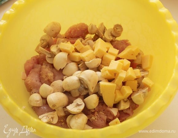 Добавить порезанный кубиками сыр и грибы.