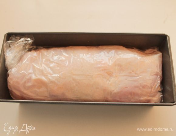 Поместить рукав в  форму для запекания. Хорошо прижать сверху руками, равномерно распределяя мясо в рукаве по форме. Сверху в рукаве сделать несколько небольших проколов для выделения пара при запекании. Запекать в духовке 1 час при 170-180°С. Охладить. Поместить в холодильник на 5-6 часов, прижав сверху небольшим грузом.