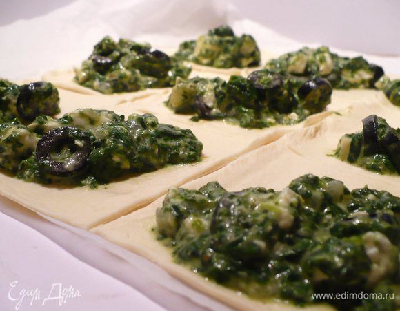 Слегка раскатанное тесто делим на квадраты, у меня получилось 9 квадратов. На каждый квадрат приходится 1 ст.л. начинки. 