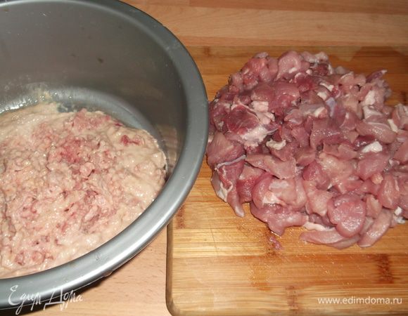 На мясорубке перемалываем грудку с чесноком,мясо нарезаем мелкими кусочками.