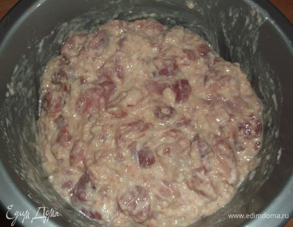 Всё перемешиваем, добавляем специи,крахмал,молоко,всё хорошо перемешиваем.