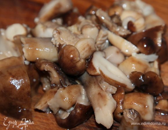 Ставим на огонь кастрюльку  с водой, у меня 2,2 л. Чистим картофель, нарезаем соломкой и отправляем готовиться в закипевшую воду. Тем временем нарезаем соломкой очищенную морковь, и отправляем ее пассероваться на сковороду с разогретым растительным маслом. Как только морковь даст цвет, добавляем нарезанный полукольцами лук и разобранную на соцветия цветную капусту. Размороженные грибочки нарезаем не мелко.