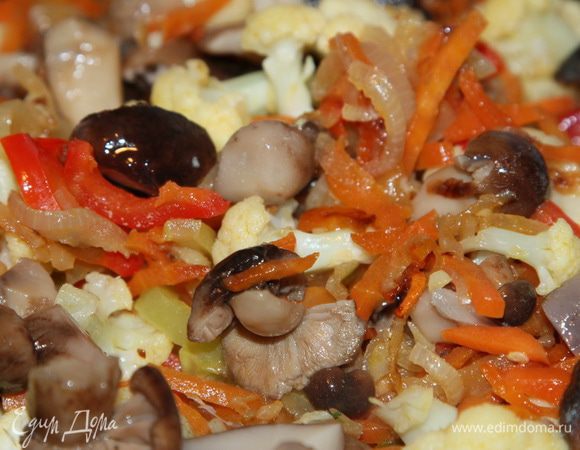 Добавляем к овощной смеси и тушим минут 5.