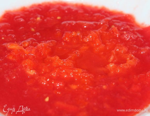 Помидорки очищаем от кожуры и любым способом делаем пюре. Я просто натерла на крупной терке.