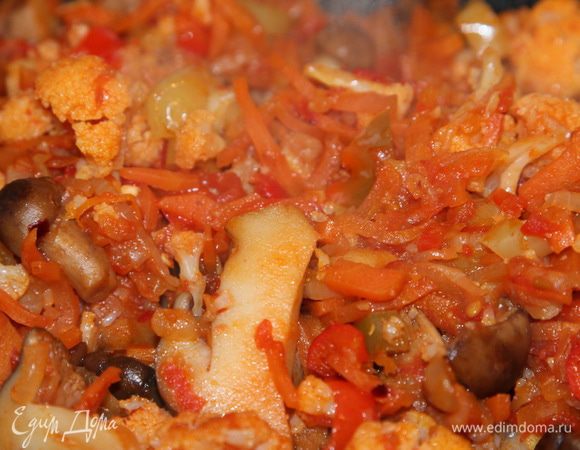 Добавляем к овощной смеси, туда же отправляем перец чили, приблизительно щепотку. На сильном огне готовим до выпаривания жидкости. Приблизительно минуты 3-4.