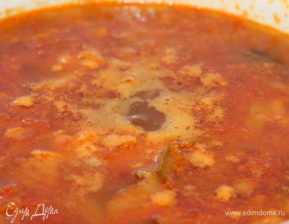 Картофель наш сварился, добавляем приготовленную овощную смесь, доводим до кипения.