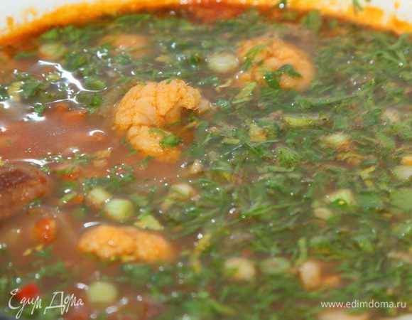 Нарезаем зелень (у меня зеленый лук, укроп, петрушка) и добавляем в суп. Перемешиваем, доводим до кипения и выключаем огонь.