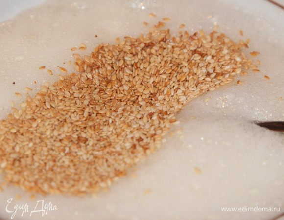 Пока наш суп настаивается, готовим омлет. На сухой сковороде прожариваем кунжут. Белок взбиваем вилкой до хорошей и пышной пены. Добавляем кунжут.